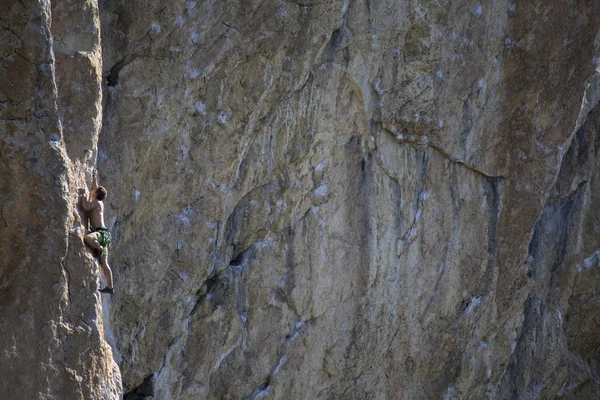 ロック ・ クライマー。壁を登るロッククライマー. — ストック写真