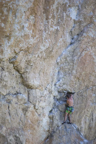 ロック ・ クライマー。壁を登るロッククライマー. — ストック写真