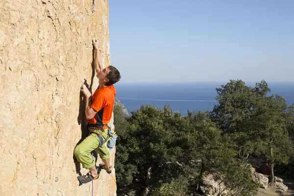 Bergsklättrare. Bergsklättrare att klättra väggen. — Stockfoto