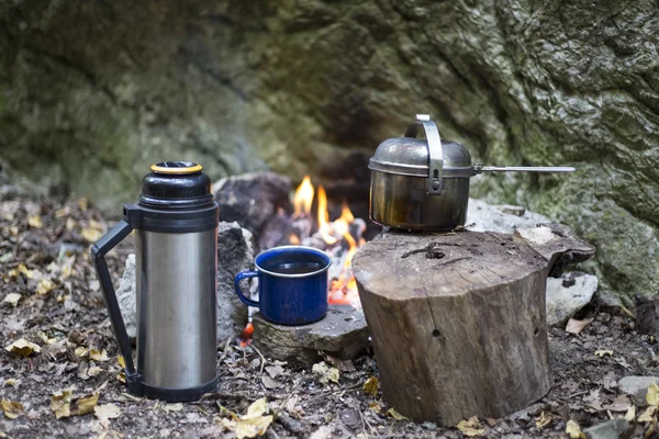 Cucinare la colazione al campeggio . — Foto Stock