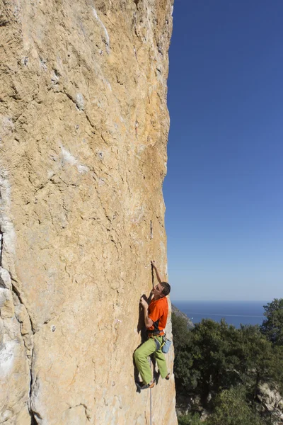 Scalatore di roccia. Scalatore di roccia per scalare la parete . — Foto Stock