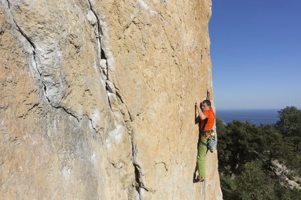 Rock klimmer. Rock klimmer te beklimmen van de muur. — Stockfoto