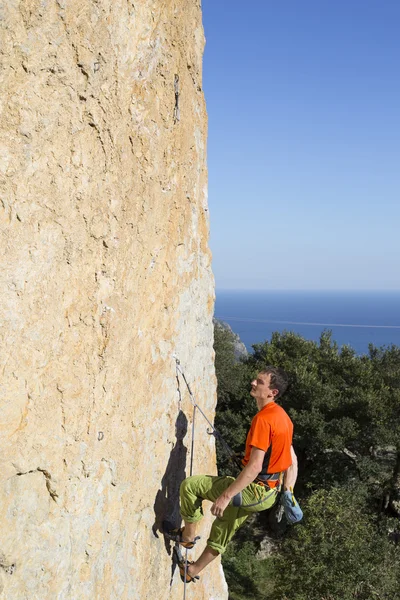 Scalatore di roccia. Scalatore di roccia per scalare la parete . — Foto Stock