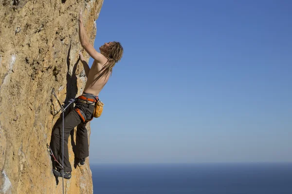 Rock klimmer. Rock klimmer te beklimmen van de muur. — Stockfoto