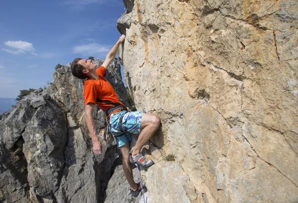 Rock klimmer. Rock klimmer te beklimmen van de muur. — Stockfoto