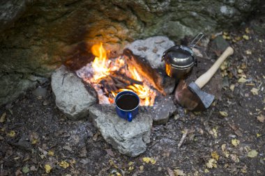 Yemek kahvaltı. Yemek kahvaltı bir yaz kampında bir kamp ateşi üzerinde.