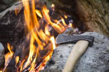 Yemek kahvaltı. Yemek kahvaltı bir yaz kampında bir kamp ateşi üzerinde.