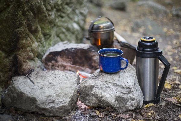 Cooking breakfast.Cooking breakfast on a campfire at a summer camp. — Stock Photo, Image