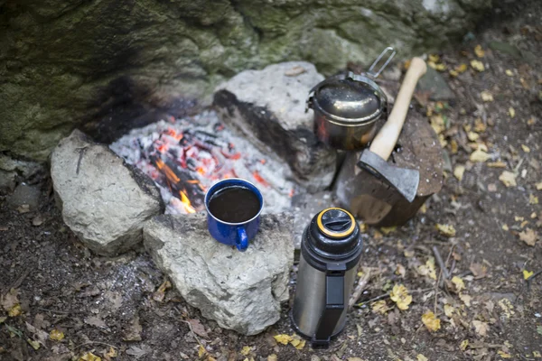 Cooking breakfast.Cooking breakfast on a campfire at a summer camp. — Stock Photo, Image