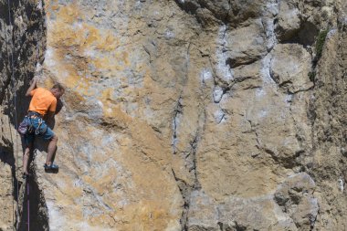 Dağcı. Duvara tırmanmaya kaya tırmanışçısı.