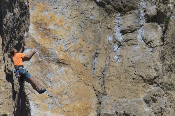 Rock klimmer. Rock klimmer te beklimmen van de muur. — Stockfoto