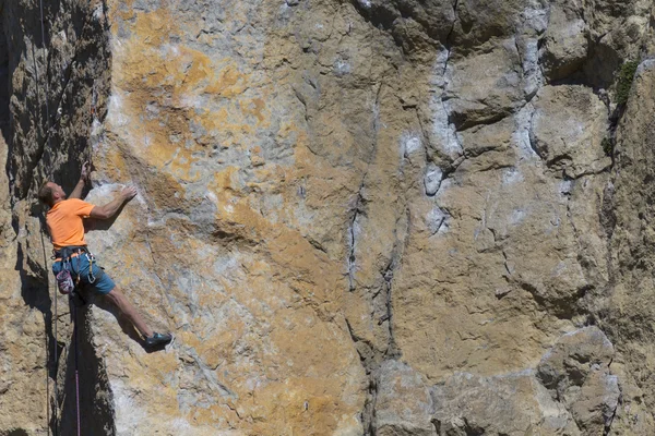 Rock climber.Rock escalador para escalar a parede . — Fotografia de Stock