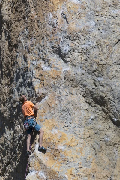 Rock klimmer. Rock klimmer te beklimmen van de muur. — Stockfoto