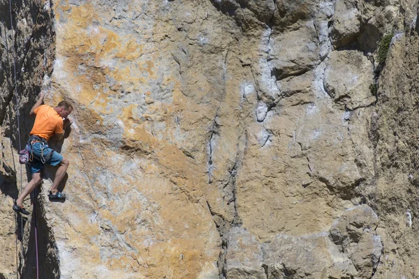Скелястий альпініст. Скелястий альпініст, щоб піднятися на стіну . — стокове фото