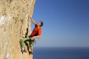 Dağcı. Duvara tırmanmaya kaya tırmanışçısı.
