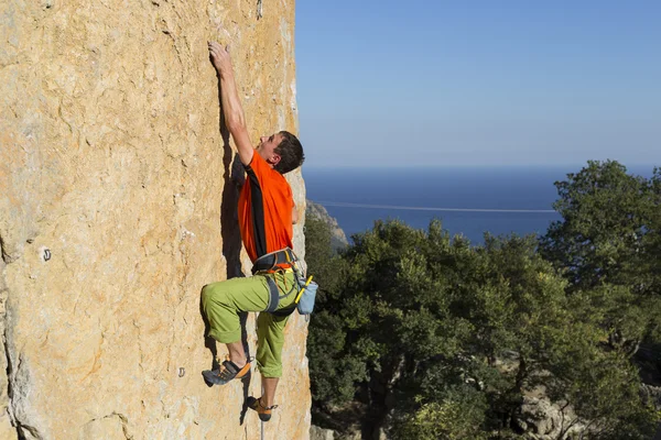 Ροκ ορειβάτης. Ροκ ορειβάτης να αναρριχηθούν στον τοίχο. — Φωτογραφία Αρχείου