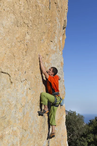 Rock klimmer. Rock klimmer te beklimmen van de muur. — Stockfoto