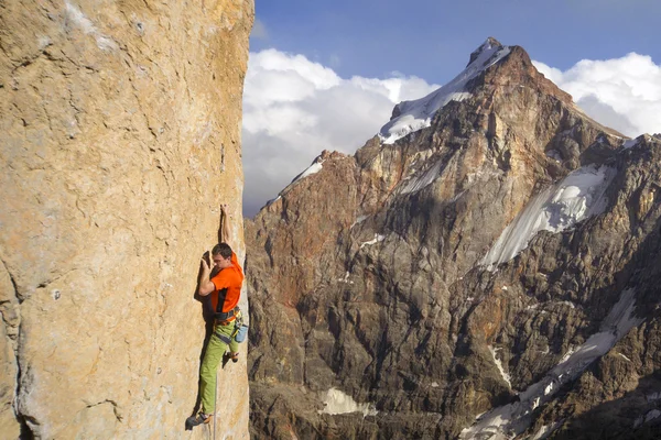 Rock climber.Rock escalador para escalar a parede . — Fotografia de Stock