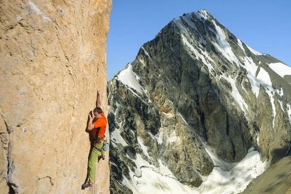 Ροκ ορειβάτης. Ροκ ορειβάτης να αναρριχηθούν στον τοίχο. — Φωτογραφία Αρχείου