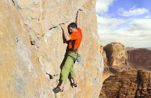 Rock climber.Rock climber to climb the wall. — Stock Photo, Image