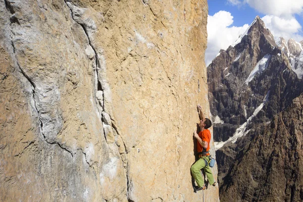 Rock climber.Rock climber to climb the wall. — Stock Photo, Image