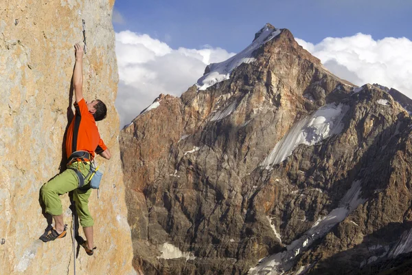 Bergsklättrare. Bergsklättrare att klättra väggen. — Stockfoto