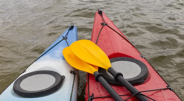 Kayak en el río.Joven remando duro el kayak con un montón de salpicaduras . —  Fotos de Stock