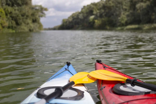 Kayak en el río.Joven remando duro el kayak con un montón de salpicaduras . —  Fotos de Stock