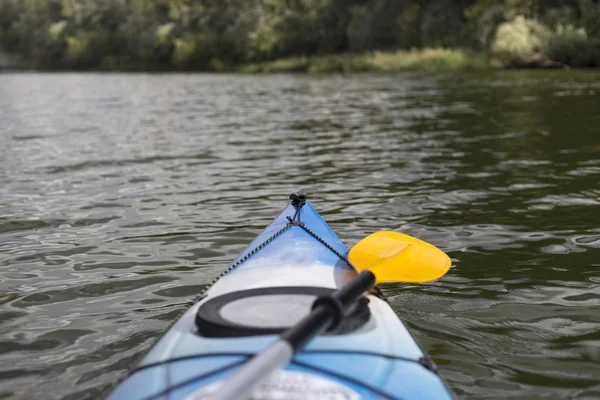 Kayak sur la rivière.Jeune homme pagayant dur le kayak avec beaucoup d'éclaboussures . — Photo