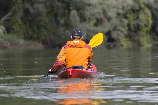 Kayak en el río.Joven remando duro el kayak con un montón de salpicaduras . —  Fotos de Stock