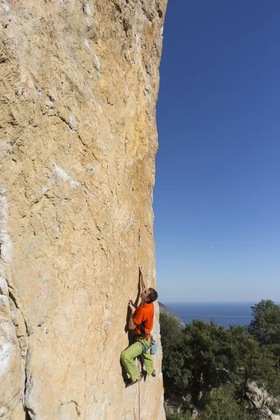 Horolezec. Horolezec k lezení na stěnu. — Stock fotografie