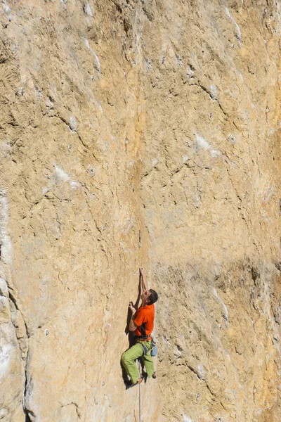 Dağcı. Duvara tırmanmaya kaya tırmanışçısı. — Stok fotoğraf