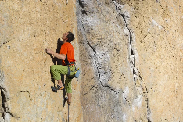 Dağcı. Duvara tırmanmaya kaya tırmanışçısı. — Stok fotoğraf