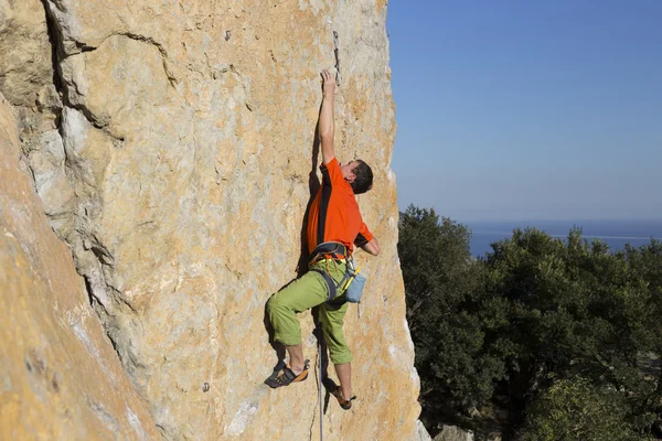 Скелястий альпініст. Скелястий альпініст, щоб піднятися на стіну . — стокове фото