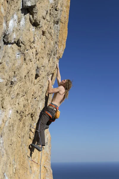 Horolezec. Horolezec k lezení na stěnu. — Stock fotografie