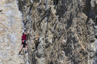 Dağcı. Duvara tırmanmaya kaya tırmanışçısı.