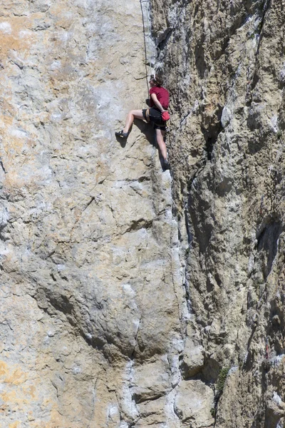 Escalador de roca. Escalador de roca para escalar la pared . — Foto de Stock