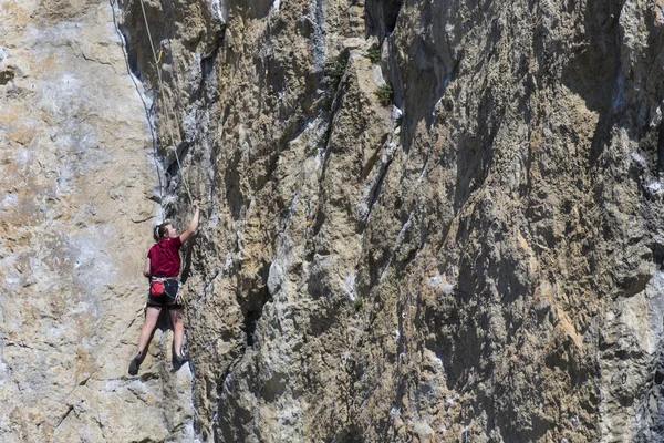 Dağcı. Duvara tırmanmaya kaya tırmanışçısı.