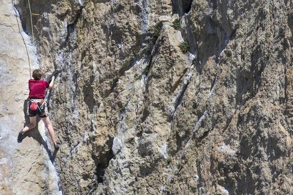 Rock klimmer. Rock klimmer te beklimmen van de muur. — Stockfoto