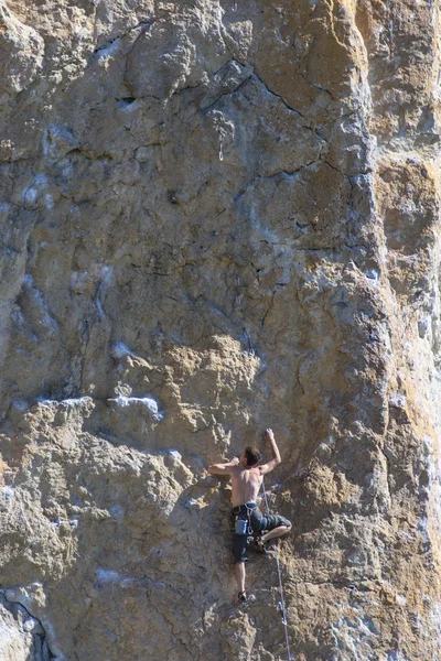 Rock climber.Rock escalador para escalar a parede . — Fotografia de Stock