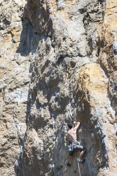 Rock klimmer. Rock klimmer te beklimmen van de muur. — Stockfoto