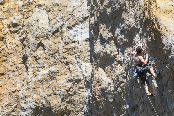 Rock climber.Rock climber to climb the wall. — Stock Photo, Image