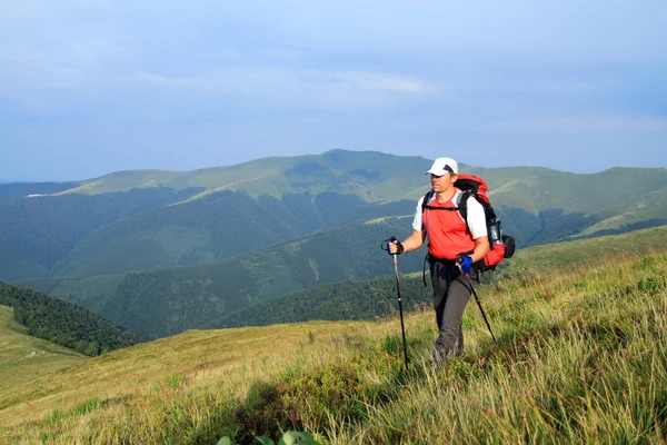 Sommerwandern in den Bergen. — Stockfoto