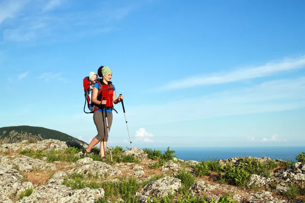 Mutter ist im Rucksack des Kindes. — Stockfoto