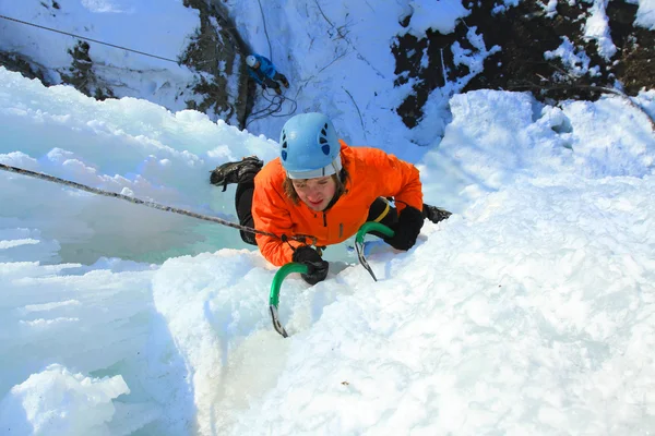 Arrampicata su ghiaccio nel Caucaso settentrionale . — Foto Stock