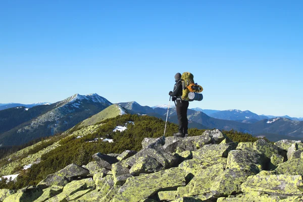 Escursionista in montagna invernale — Foto Stock