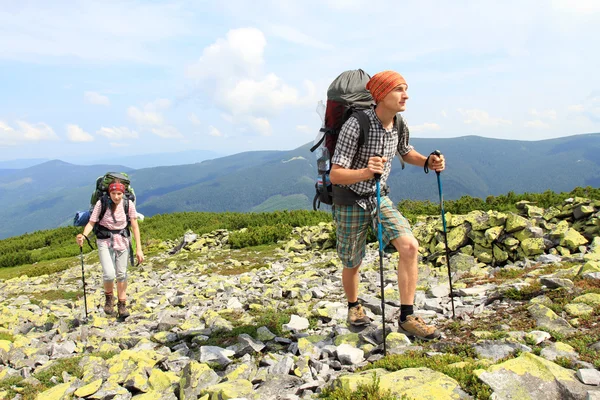 Caminhadas de verão nas montanhas. — Fotografia de Stock