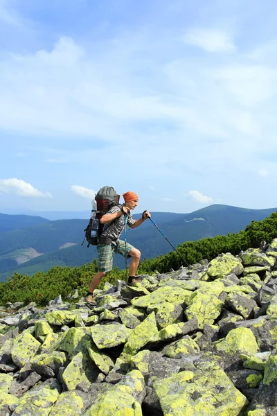 山の中の夏のハイキング. — ストック写真