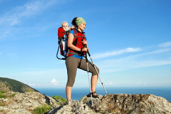 Moeder wandelingen met het kind. — Stockfoto