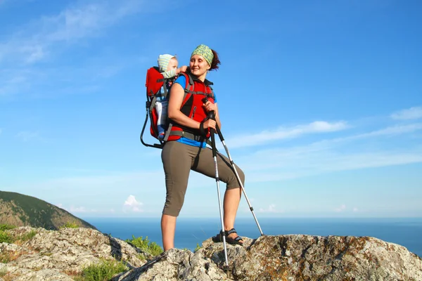 Mum walks with the child. — Stock Photo, Image